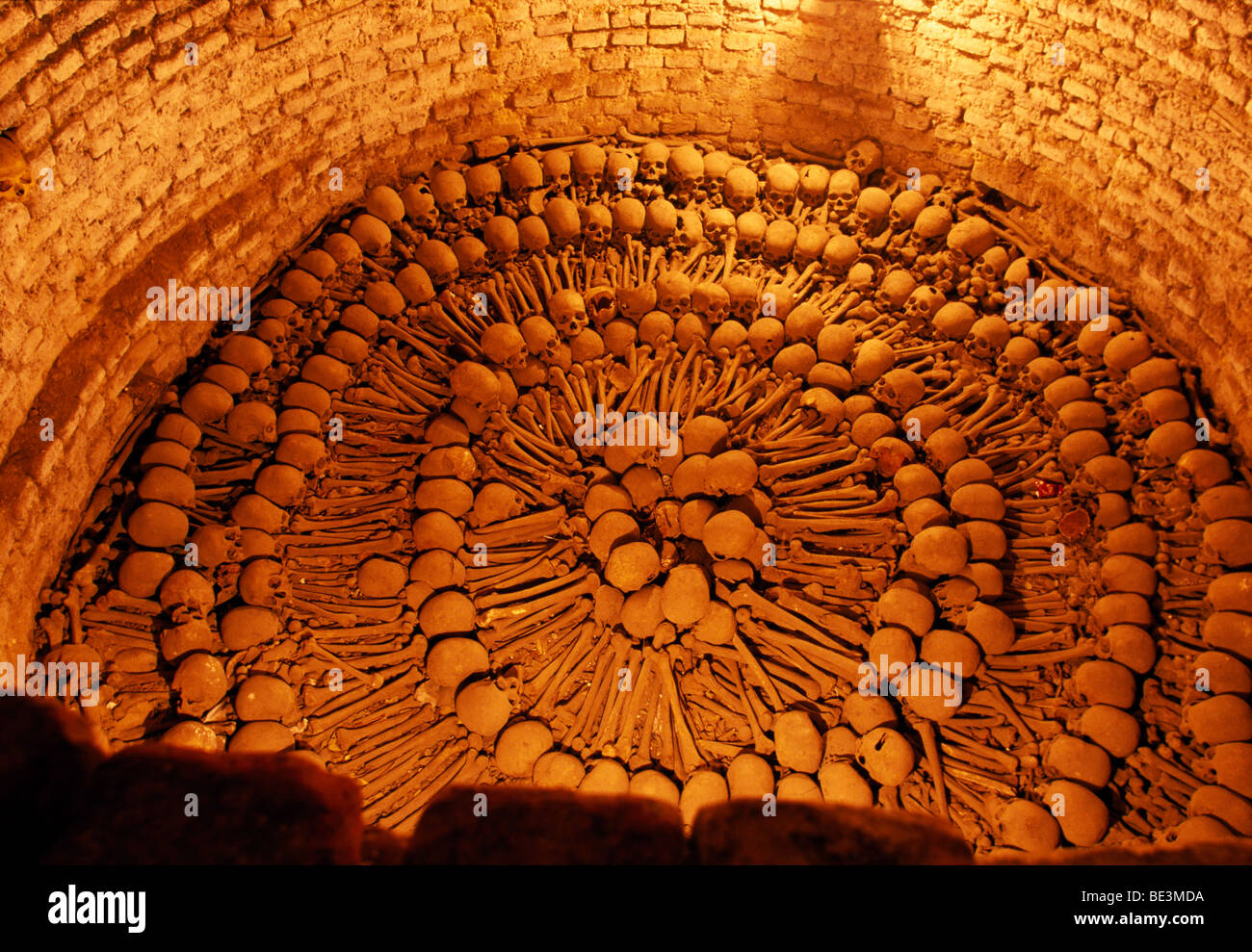 Teschi nelle catacombe del monastero di San Francisco, Lima, Perù, Sud America Foto Stock