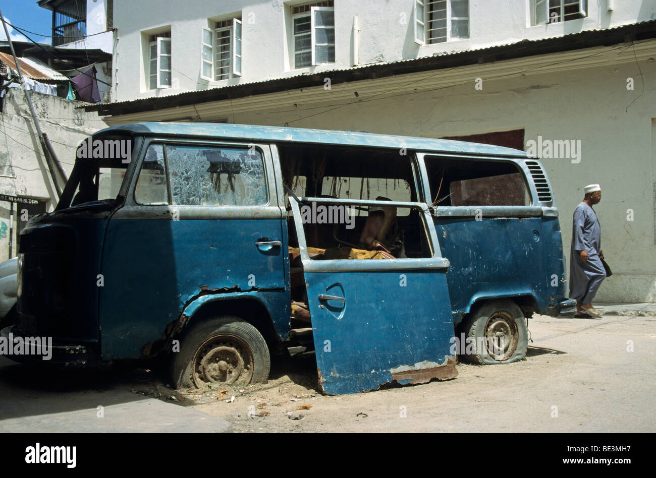 Il vecchio bus VW, noto anche come "Bully', Mombasa, in Kenya, Africa Foto Stock