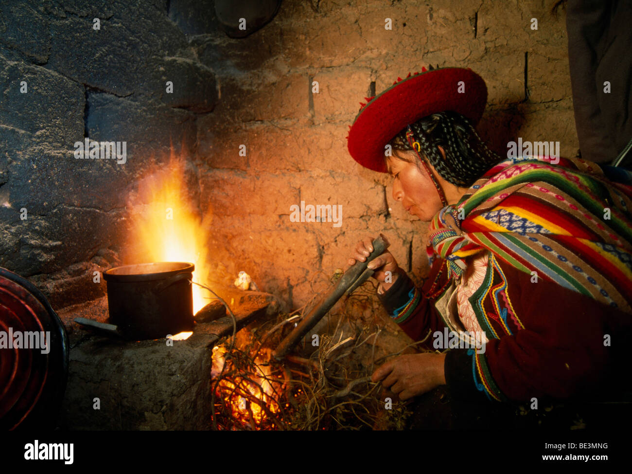 Agricoltore rendendo un incendio, Cuzco, Perù, Sud America Foto Stock