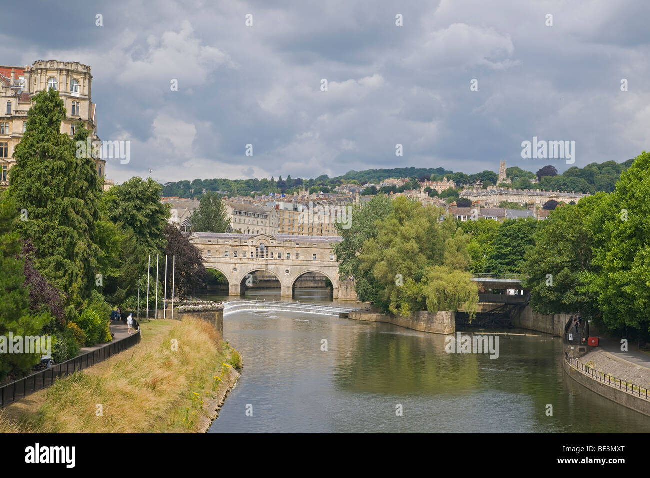 Il fiume Avon, Abbey Hotel e Pulteney Bridge, bagno, Somerset, , Cotswolds, Inghilterra, Luglio 2009 Foto Stock