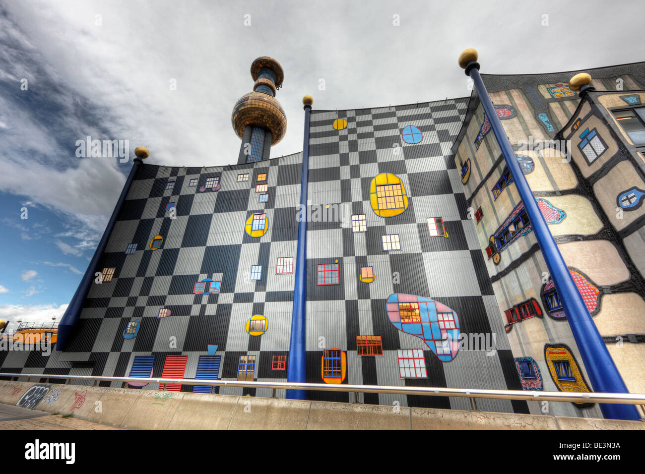 Rifiuti-fired Power Plant, Inceneritore Spittelau, facciata progettata da Friedensreich Hundertwasser, Vienna, Austria, Europa Foto Stock