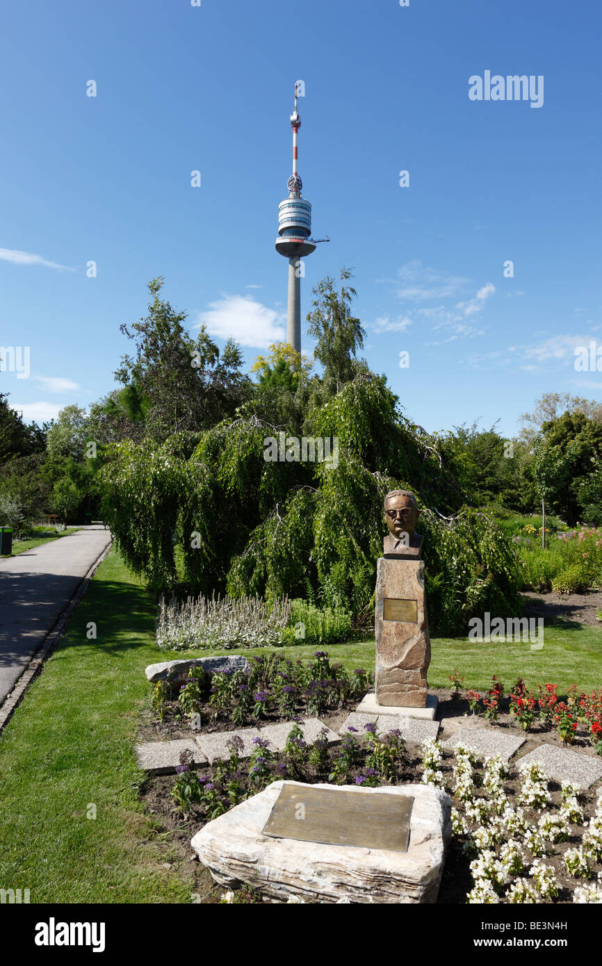 Salvador Allende Memorial e Donauturm Tower, in Donaupark, Vienna, Austria, Europa Foto Stock