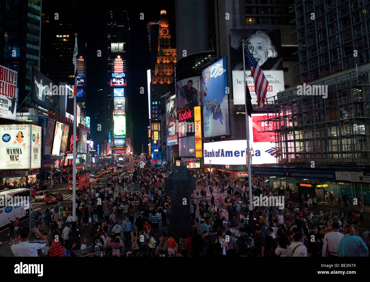 Sera folla a Times Square e Midtown Manhattan, New York City, Stati Uniti d'America, America del Nord Foto Stock