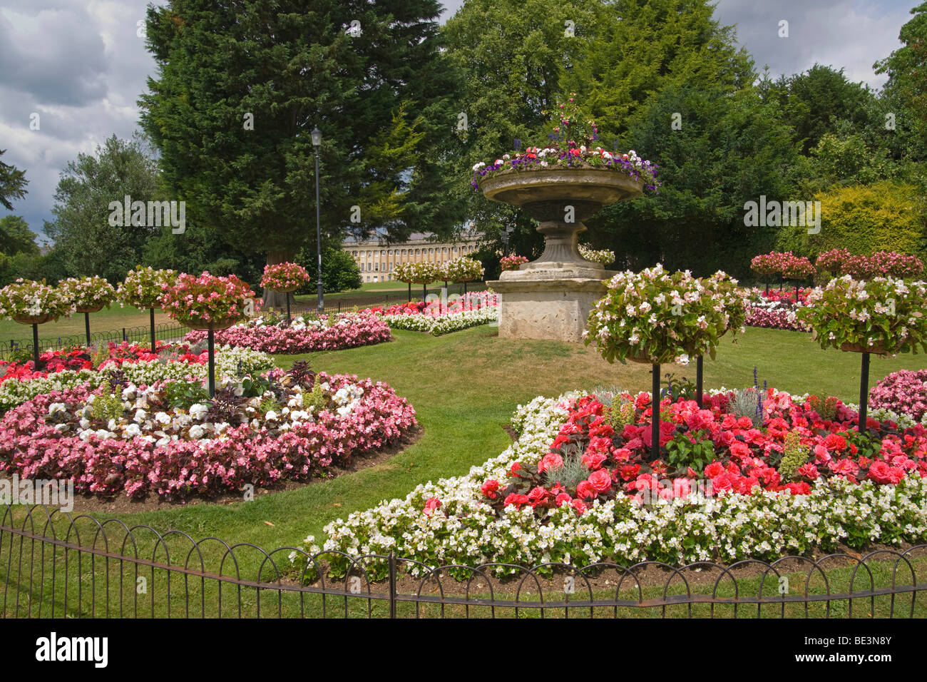 Fiori in mostra, Royal Victoria Park, guardando al Royal Crescent, Bath, Gloucestershire, Cotswolds, Inghilterra, Luglio 2009 Foto Stock