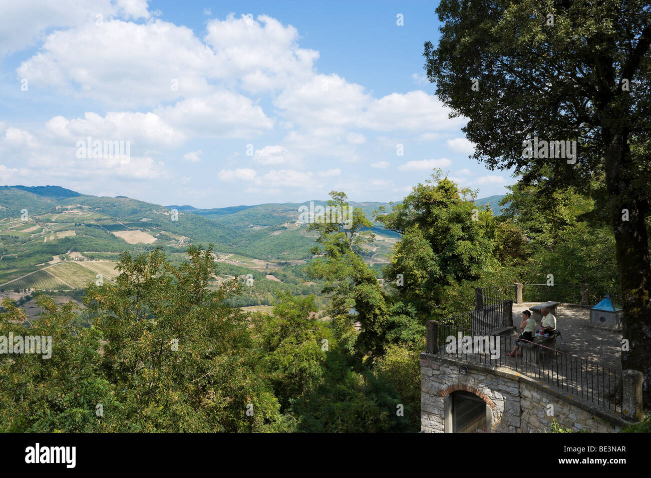 Vista su campagna dal paese di Radda in Chianti, Toscana, Italia Foto Stock