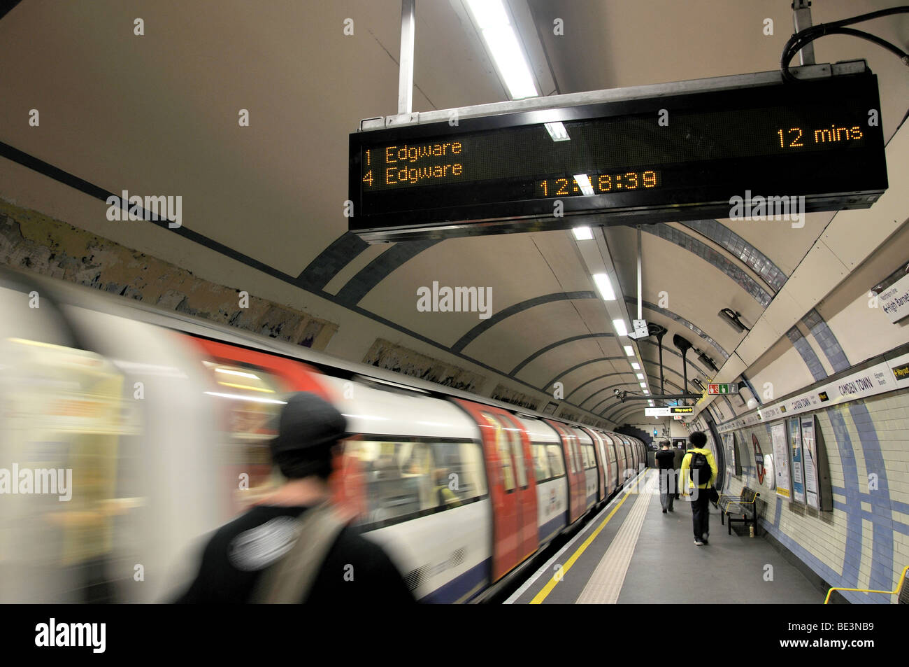 In treno stazione di lasciare la piattaforma alla stazione della metropolitana di Camden Town, London Borough of Camden, London, England, Regno Unito Foto Stock