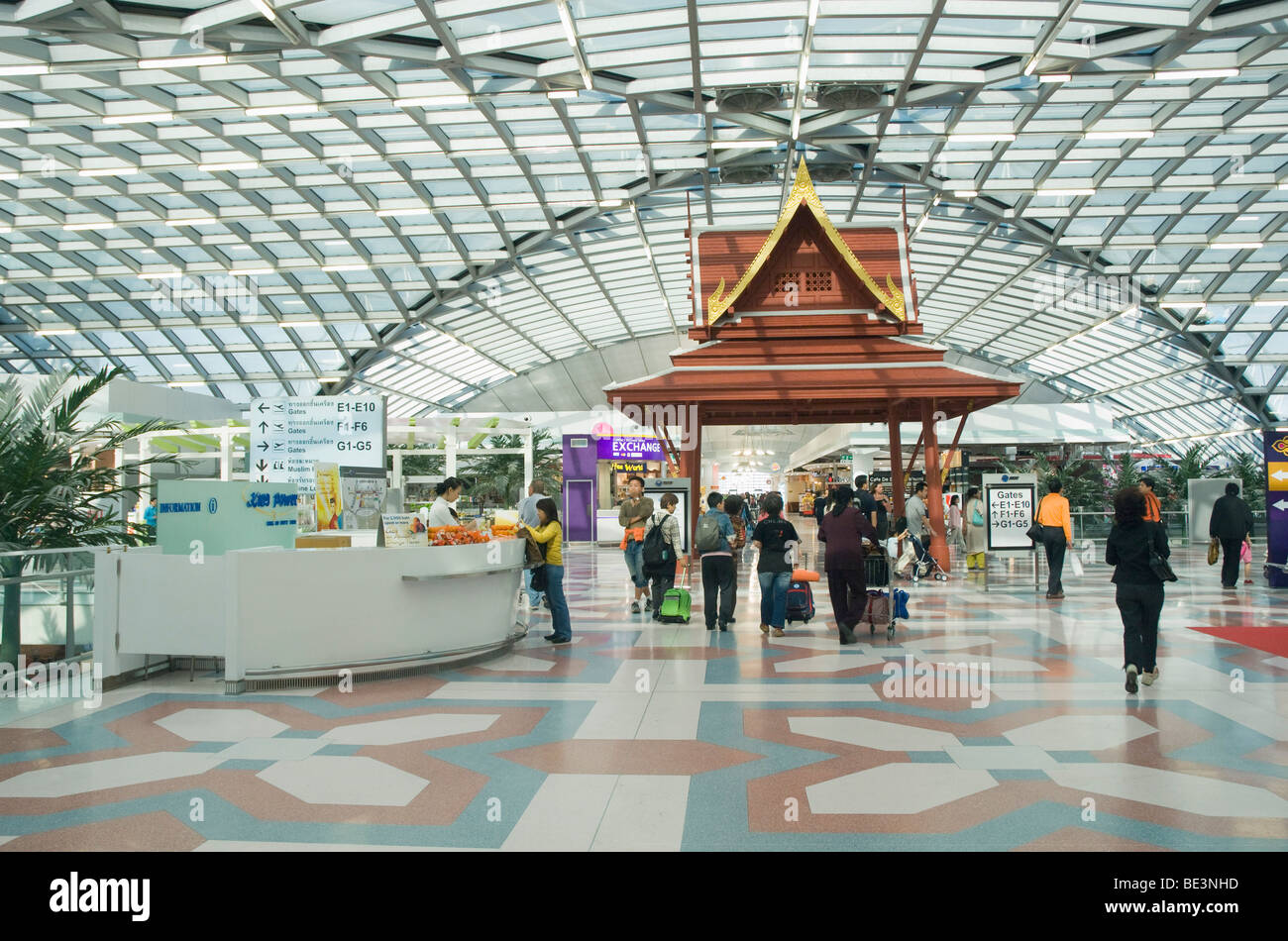 I viaggiatori in aeroporto Suvarnabhumi di Bangkok, Tailandia, Asia Foto Stock