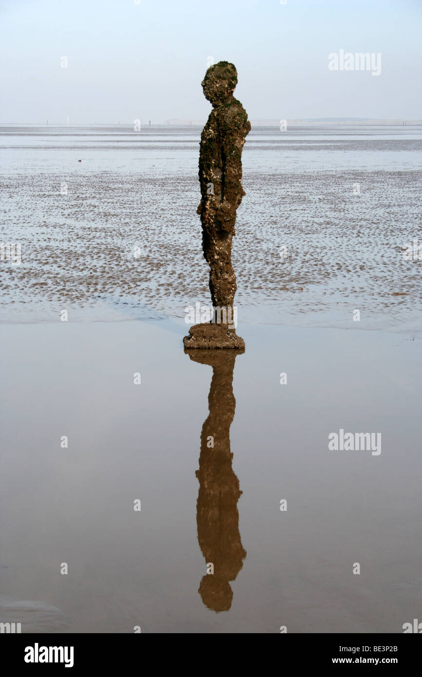 Un altro luogo di Antony Gormley su Crosby Beach, Liverpool. Foto Stock