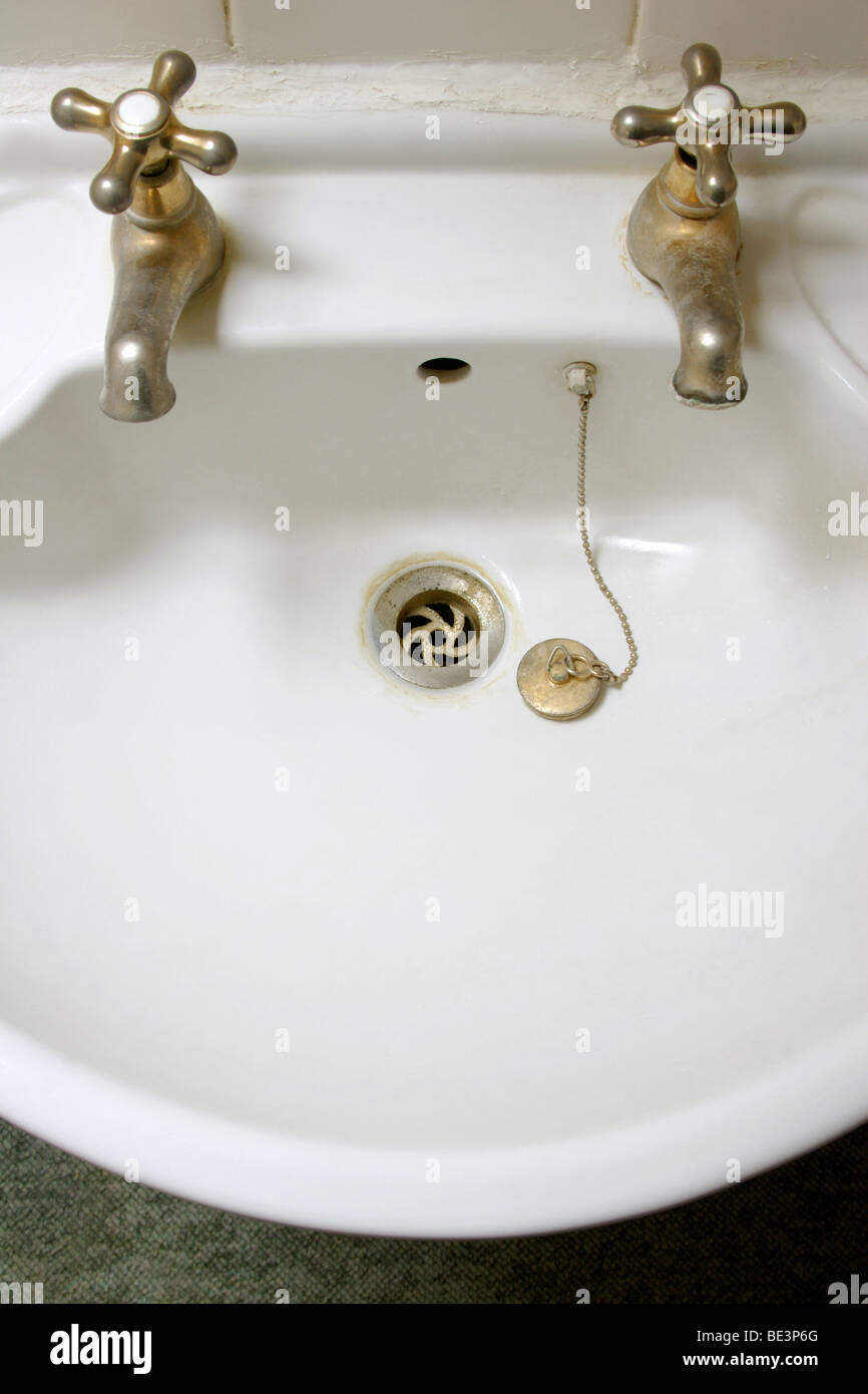 Svuotare il lavandino del bagno con rubinetti e tappo Foto Stock
