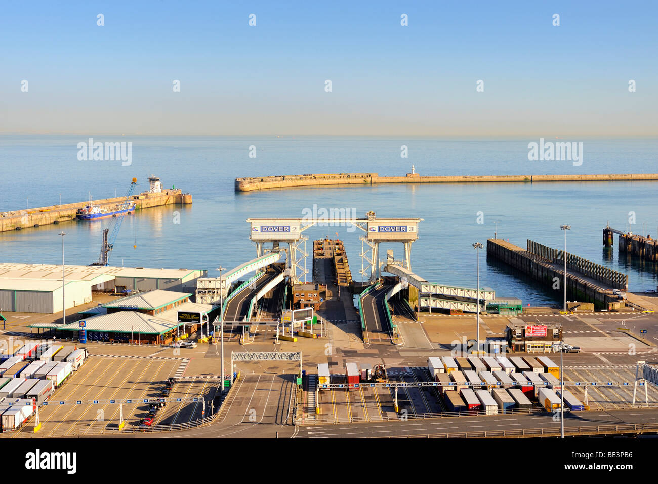 Vista della Eastern Docks presso il porto dei traghetti di Dover, Kent, England, Regno Unito, Europa Foto Stock