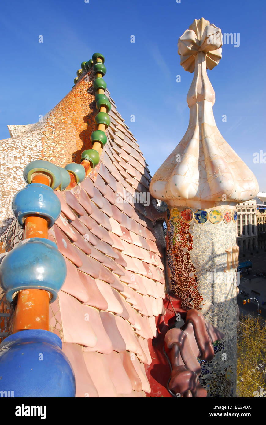 A forma di drago tetto di Casa Batllo, Barcellona Foto Stock