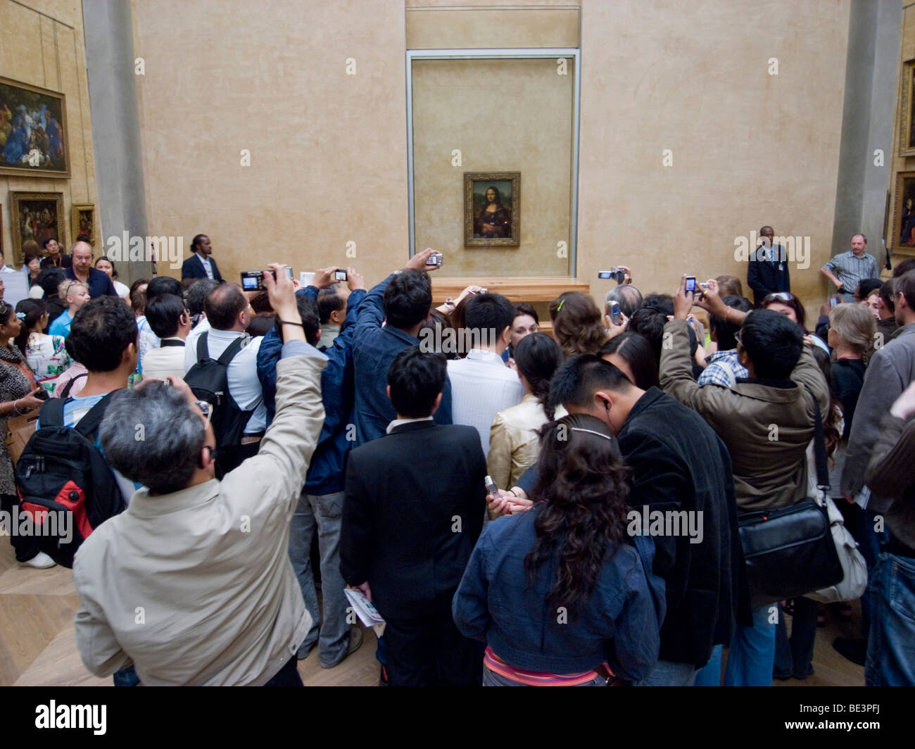 I turisti fotografare la 'Mona Lisa' di Da Vinci nel Louvre, Parigi, Francia, Europa Foto Stock