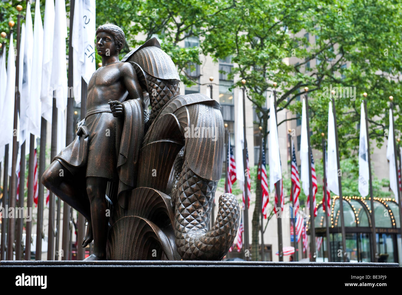 Fontana scultura al Rockefeller Center, Midtown Manhattan, New York City, Stati Uniti d'America, America del Nord Foto Stock
