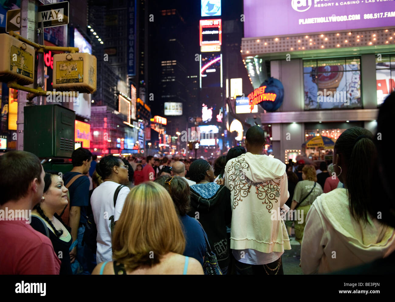 La folla sulla strada vicino a Times Square e Midtown Manhattan, New York City, Stati Uniti d'America, America del Nord Foto Stock