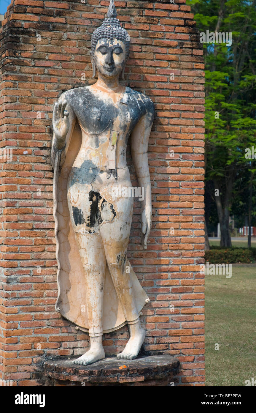 Statua del Buddha, Wat Traphang Ngoen tempio, Sukhothai, Thailandia, Asia Foto Stock
