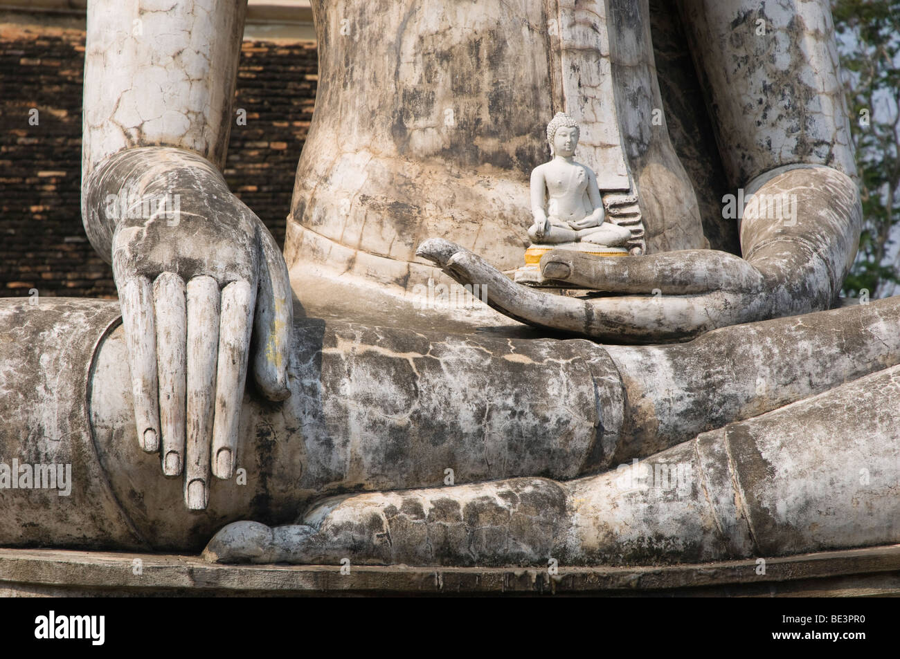 Mano del Buddha seduto, Wat Traphang Ngoen tempio, Sukhothai, Thailandia, Asia Foto Stock