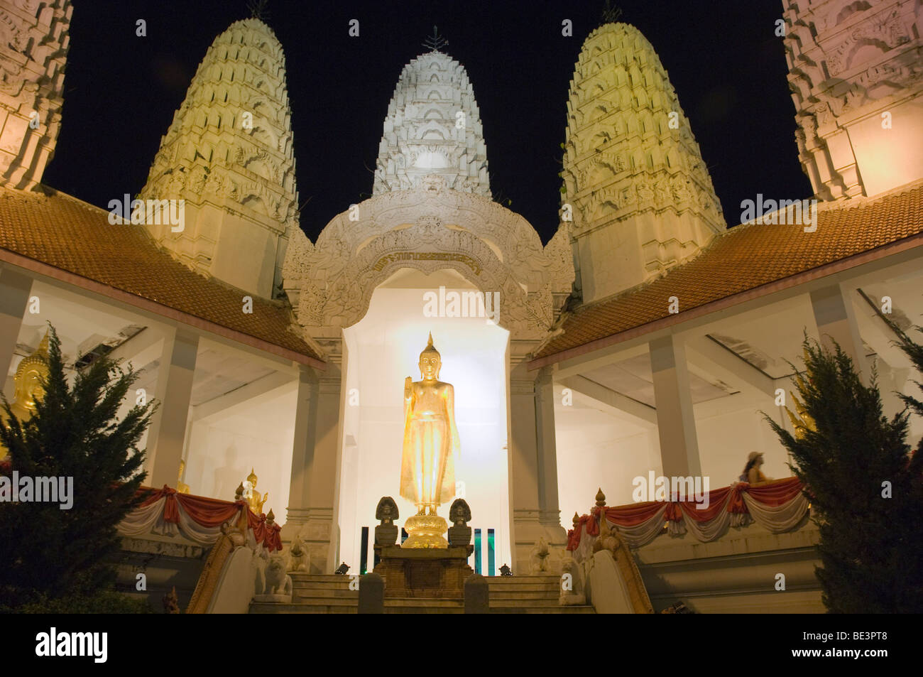 Illuminato tempio buddista, Chedis, notte, Sukhothai, Thailandia, Asia Foto Stock