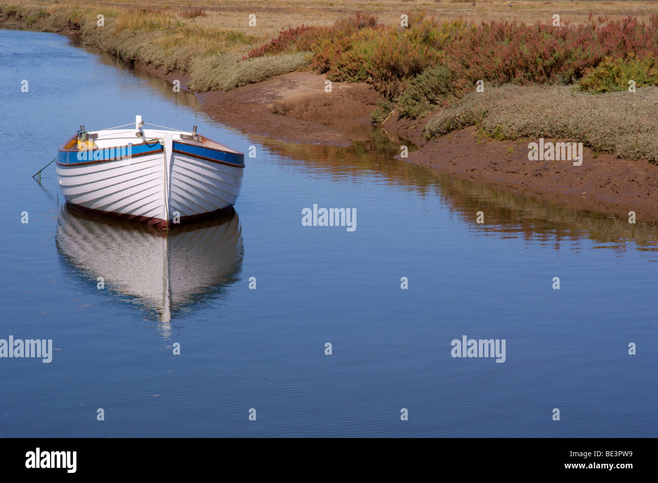 Riflessioni in barca nel porto di Blakeney Foto Stock