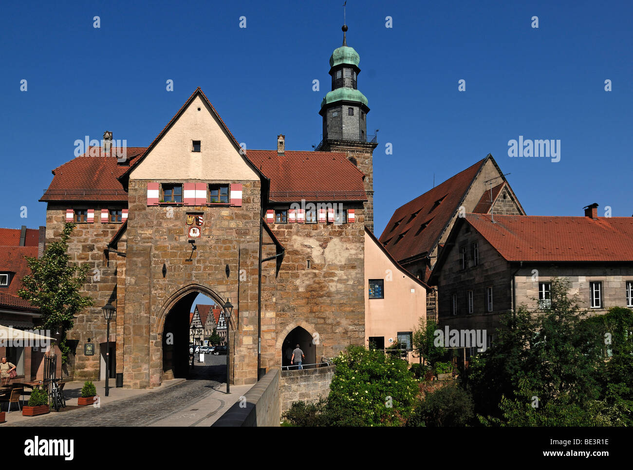 Cancello storico, Nuernberger Tor, di fronte alla torre della chiesa di San Nicola, Lauf an der Pegnitz, Media Franconia, Baviera, Ge Foto Stock