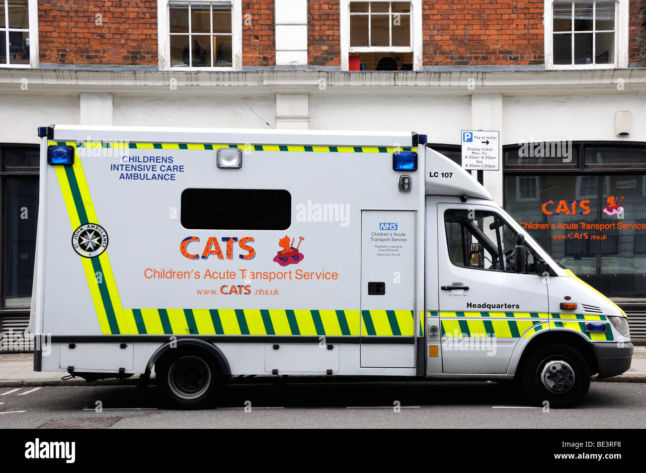 Bambini acuta del servizio di trasporto al di fuori ufficio gatti Londra Inghilterra REGNO UNITO Foto Stock