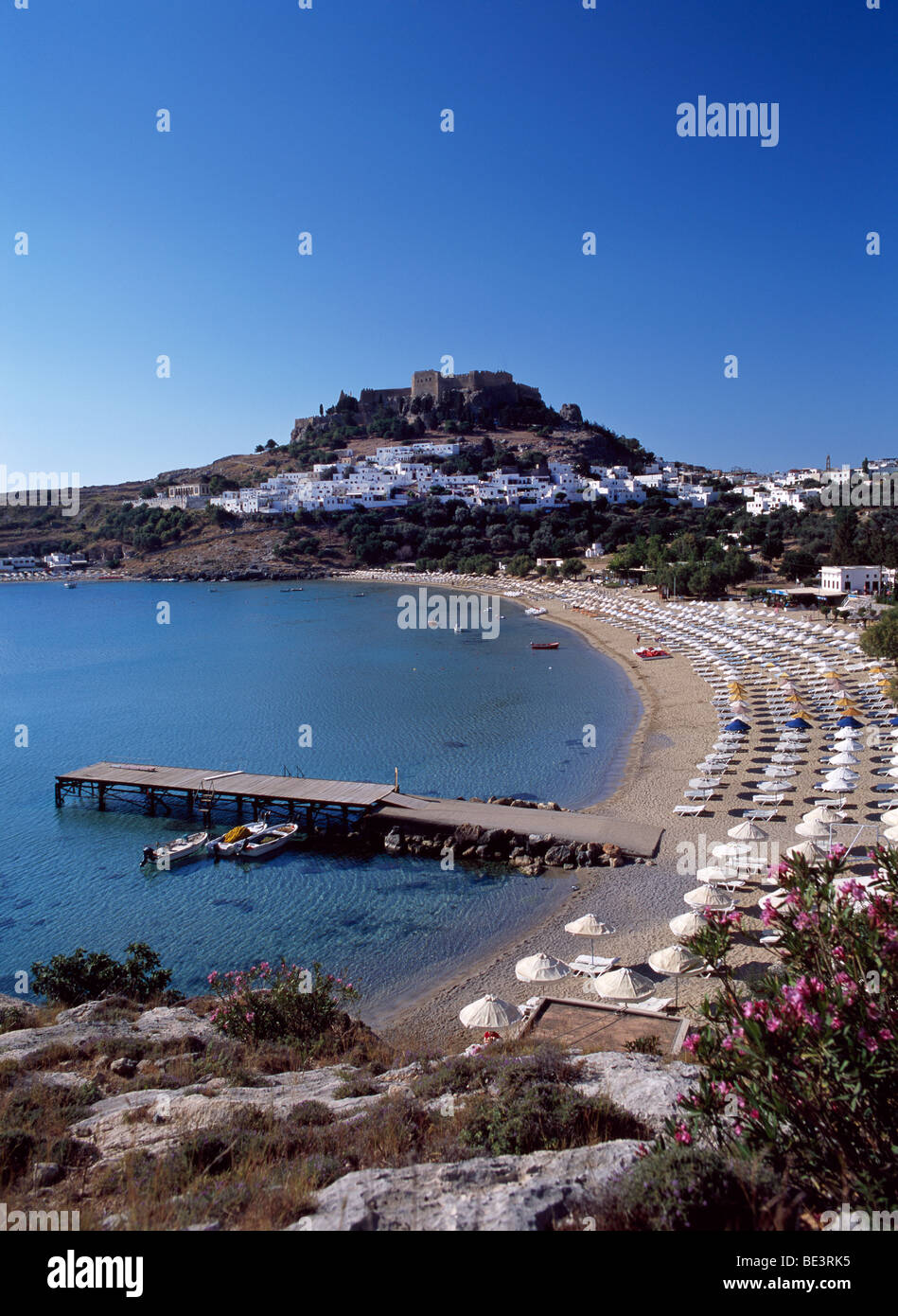 Lindos Bay, Rodi, Grecia con acropoli e village Foto Stock