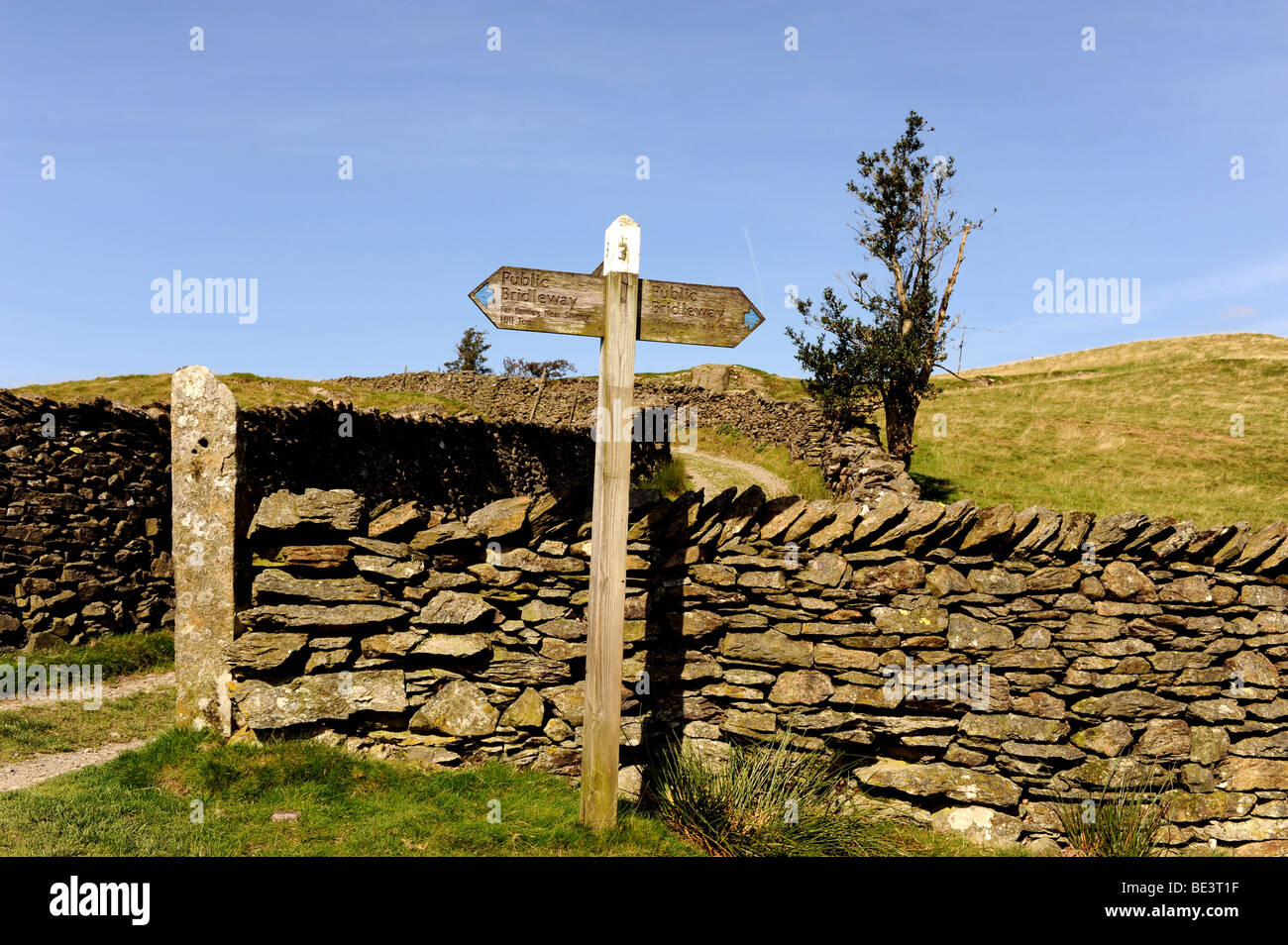 Segnaletica in corrispondenza di una posizione remota vicino lontano Sawrey nel Lake District Cumbria Regno Unito Foto Stock