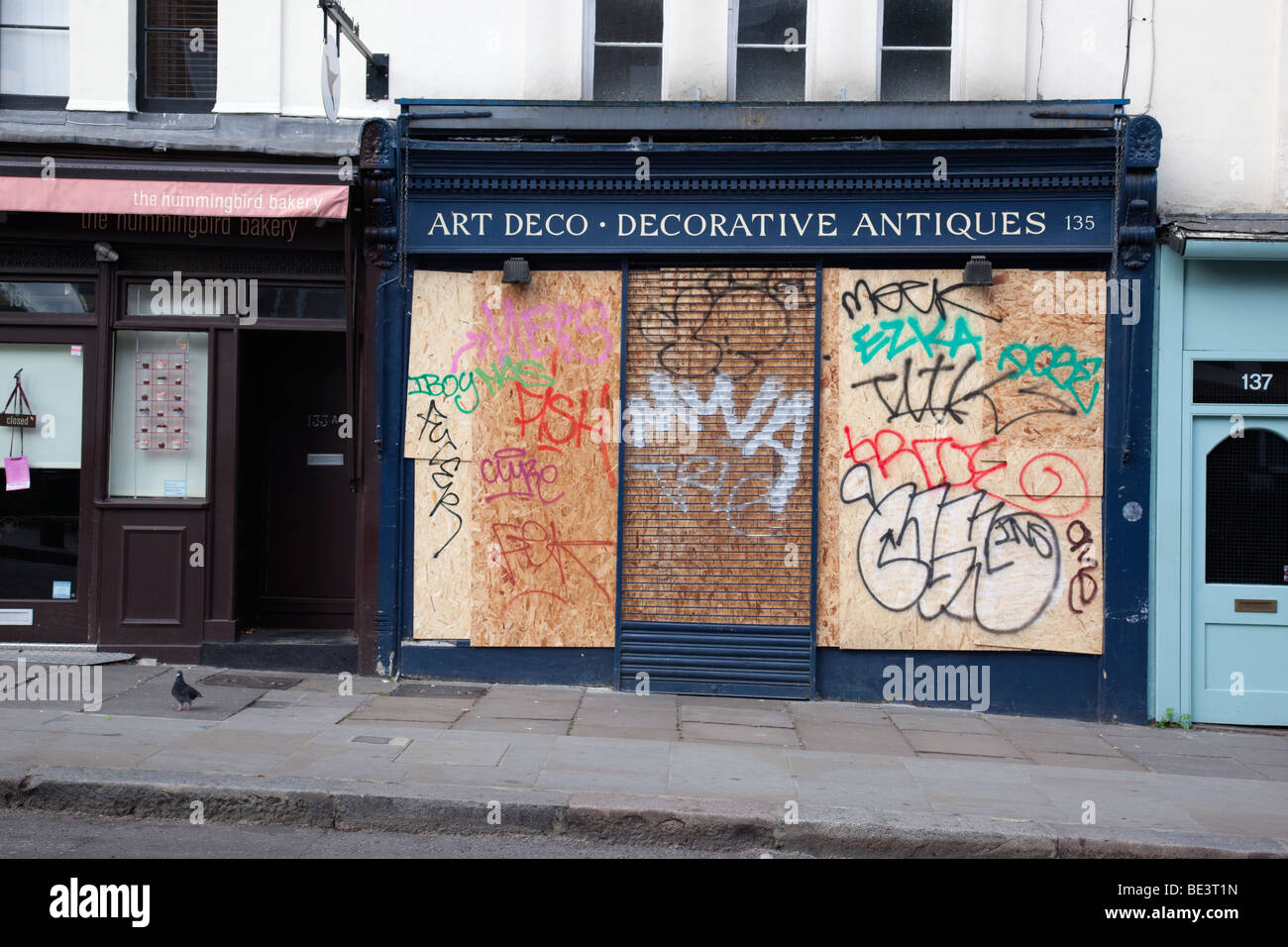 Saliti fino negozio di antiquariato di Portobello Road per il carnevale di Notting Hill Foto Stock