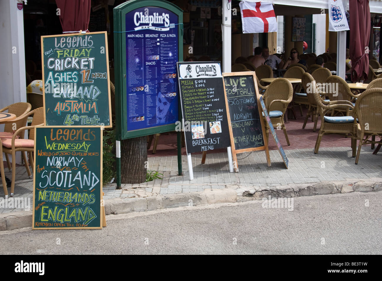 British bar , che si affaccia sul porto turistico di Cala'n Bosc, Menorca, Spagna. Foto Stock