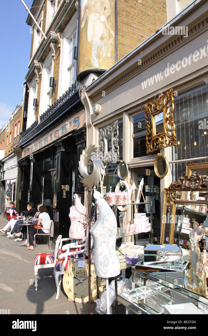 Negozio di antiquariato, Camden Passage, Islington, London Borough di Islington, London, England, Regno Unito Foto Stock