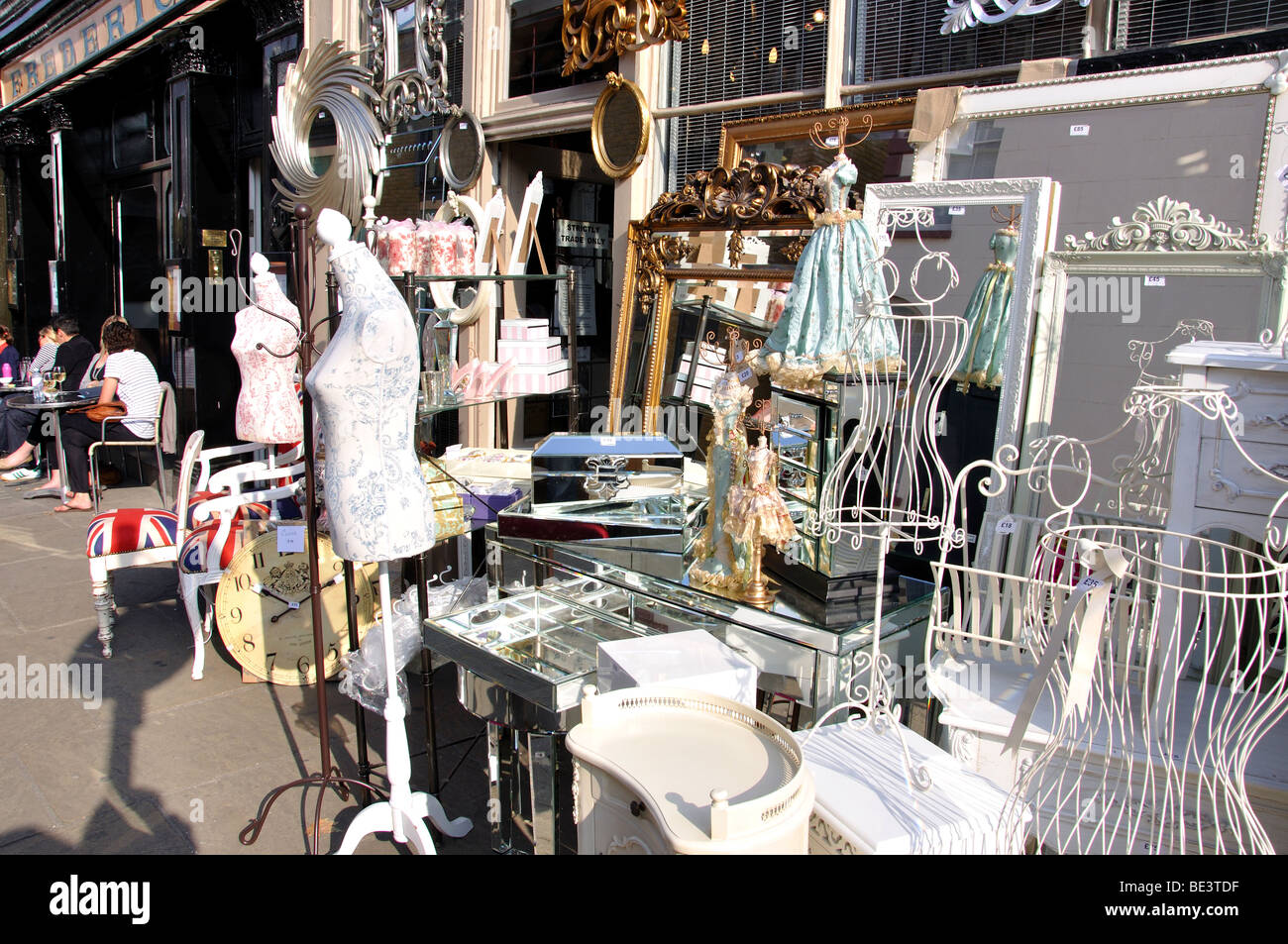 Negozio di antiquariato, Camden Passage, Islington, London Borough di Islington, London, England, Regno Unito Foto Stock