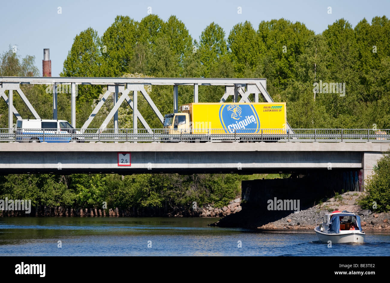 Il motoscafo sotto il ponte di ferro , Chiquita Banana autocarro , Finlandia Foto Stock