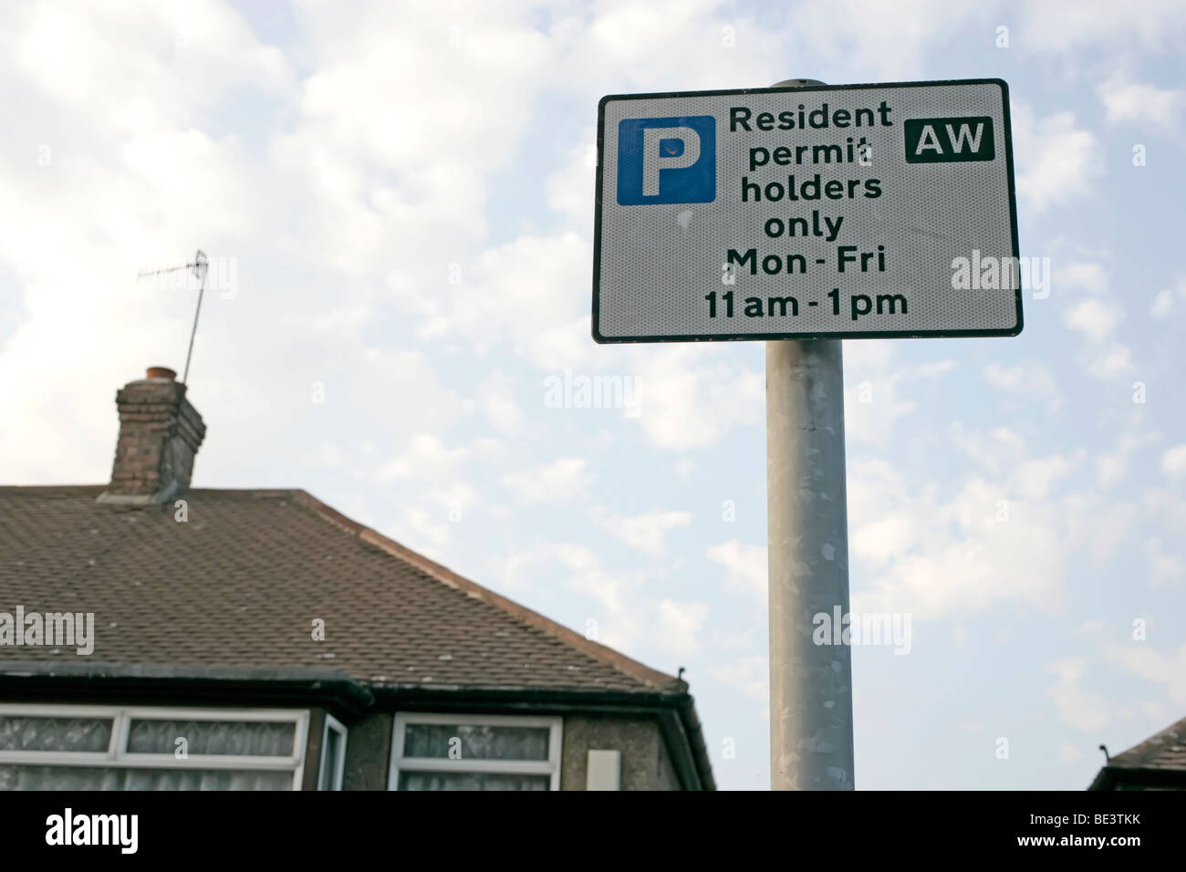 Resident Permit Holders simbolo di parcheggio in strada residenziale di Abbeywood, sud-est di Londra, Regno Unito Foto Stock