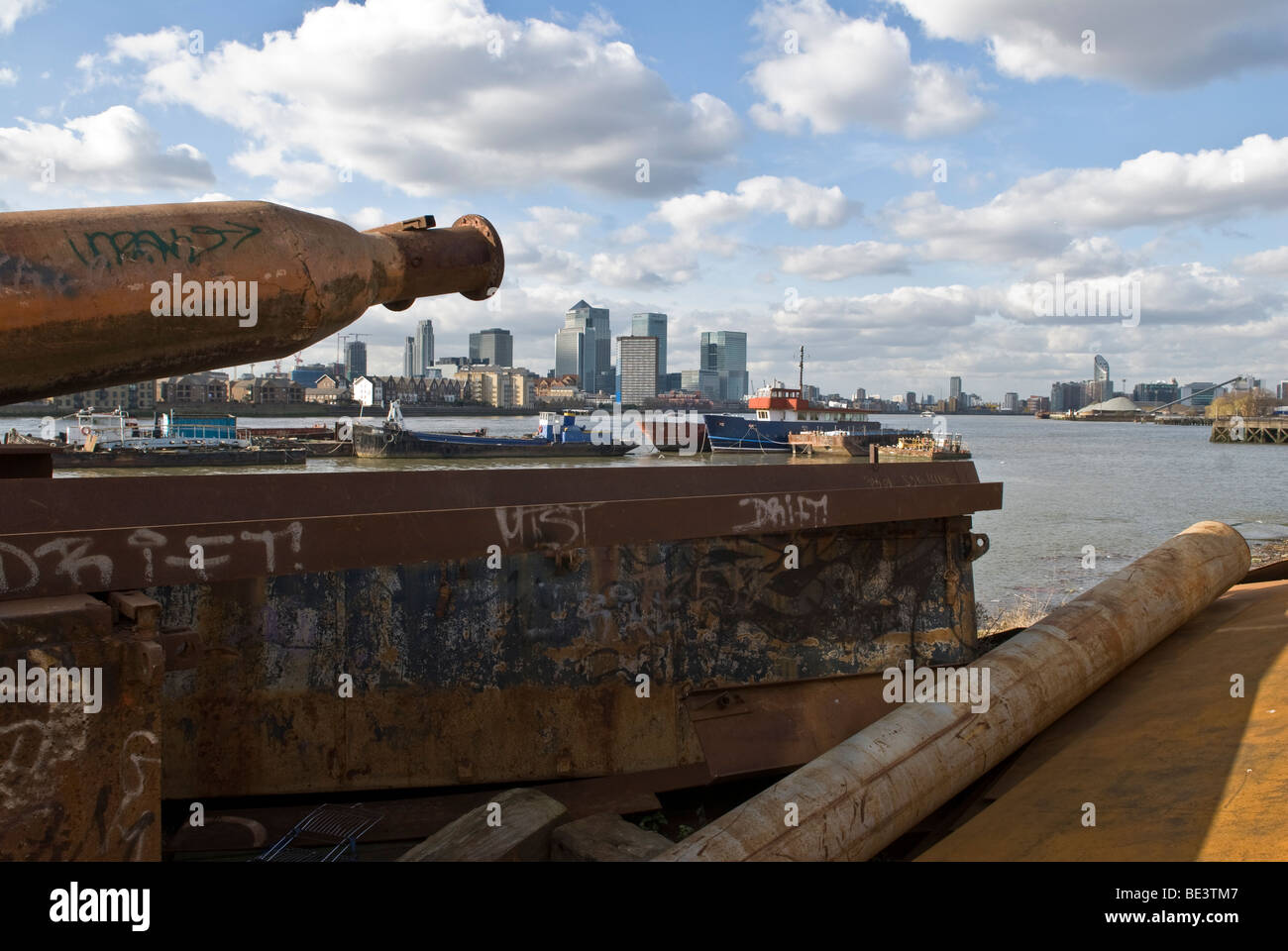 Il quartiere finanziario di Londra Canary Wharf. Centro bancario in background con il vecchio acciaio industriali e rottami in primo piano. Foto Stock