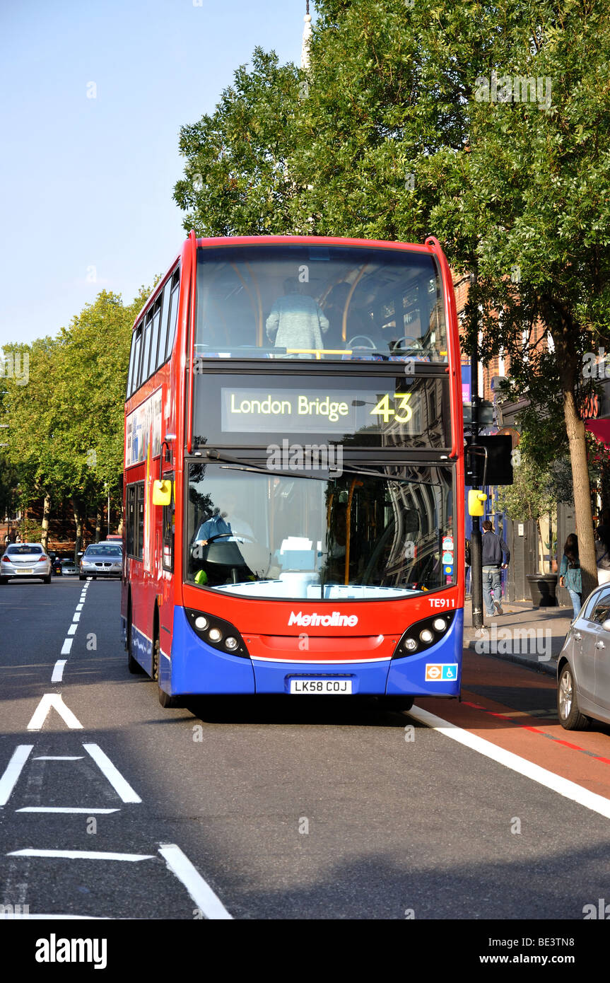 Red double-decker bus su Upper Street, Islington, London Borough di Islington, London, England, Regno Unito Foto Stock