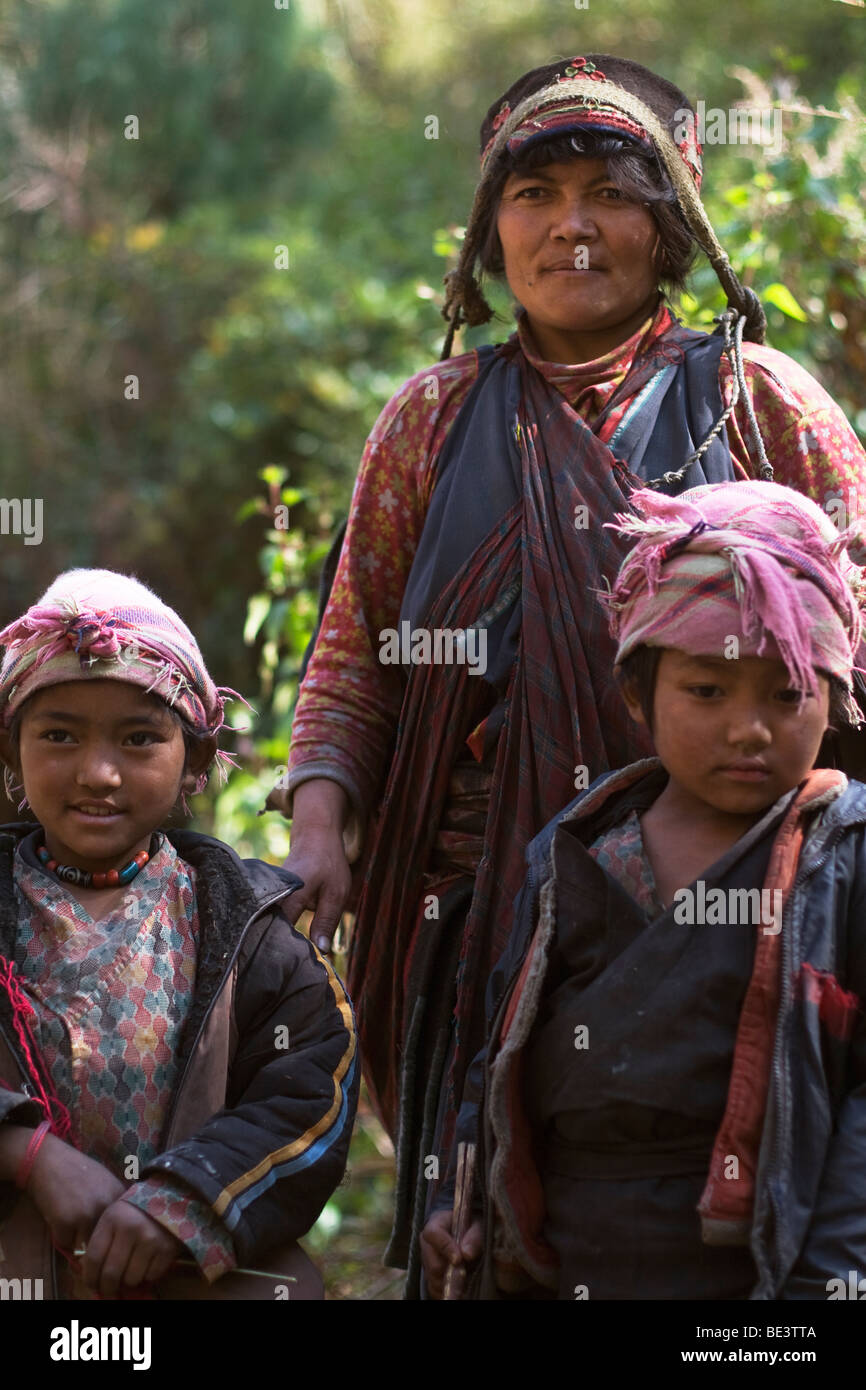 Un Tamang madre e bambini nella regione di Langtang del Nepal Foto Stock
