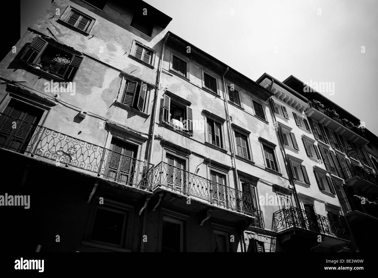 Edifici italiani. Il contrasto colori bianco e nero. Foto Stock