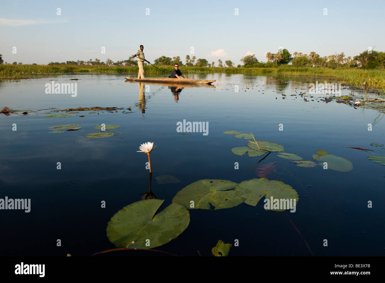 Turisti in viaggio mokoro, Okavango Delta, Botswana Foto Stock