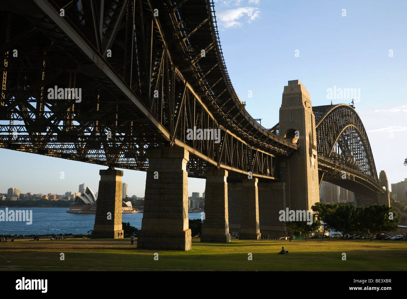 Bradfield Park, su Sydney North Shore, dove l'Harbour Bridge attraversa il porto. Sydney, Nuovo Galles del Sud, Australia Foto Stock
