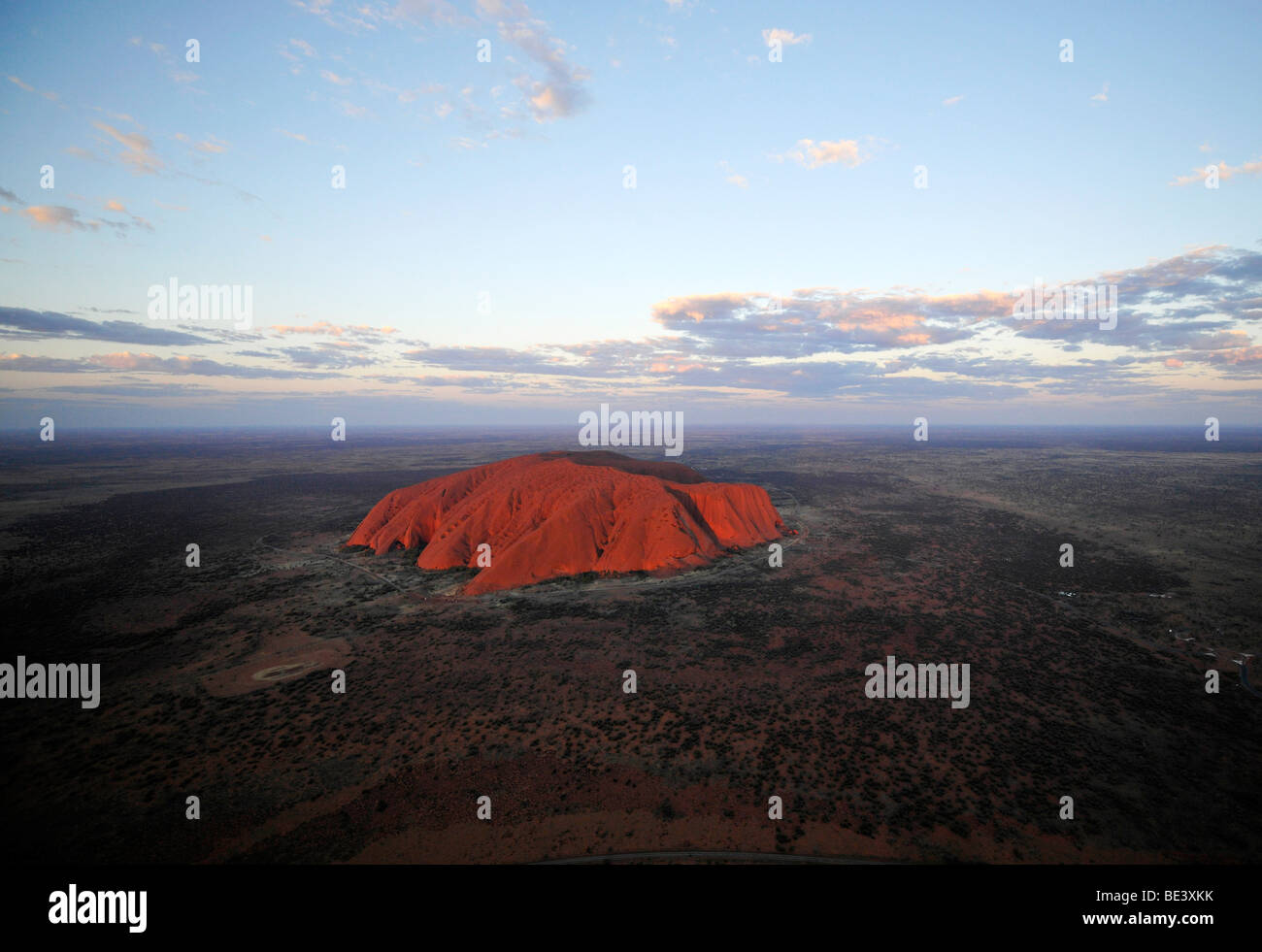 Vista aerea di Uluru Ayers Rock al tramonto, Uluru-Kata Tjuta National Park, il Territorio del Nord, l'Australia Foto Stock