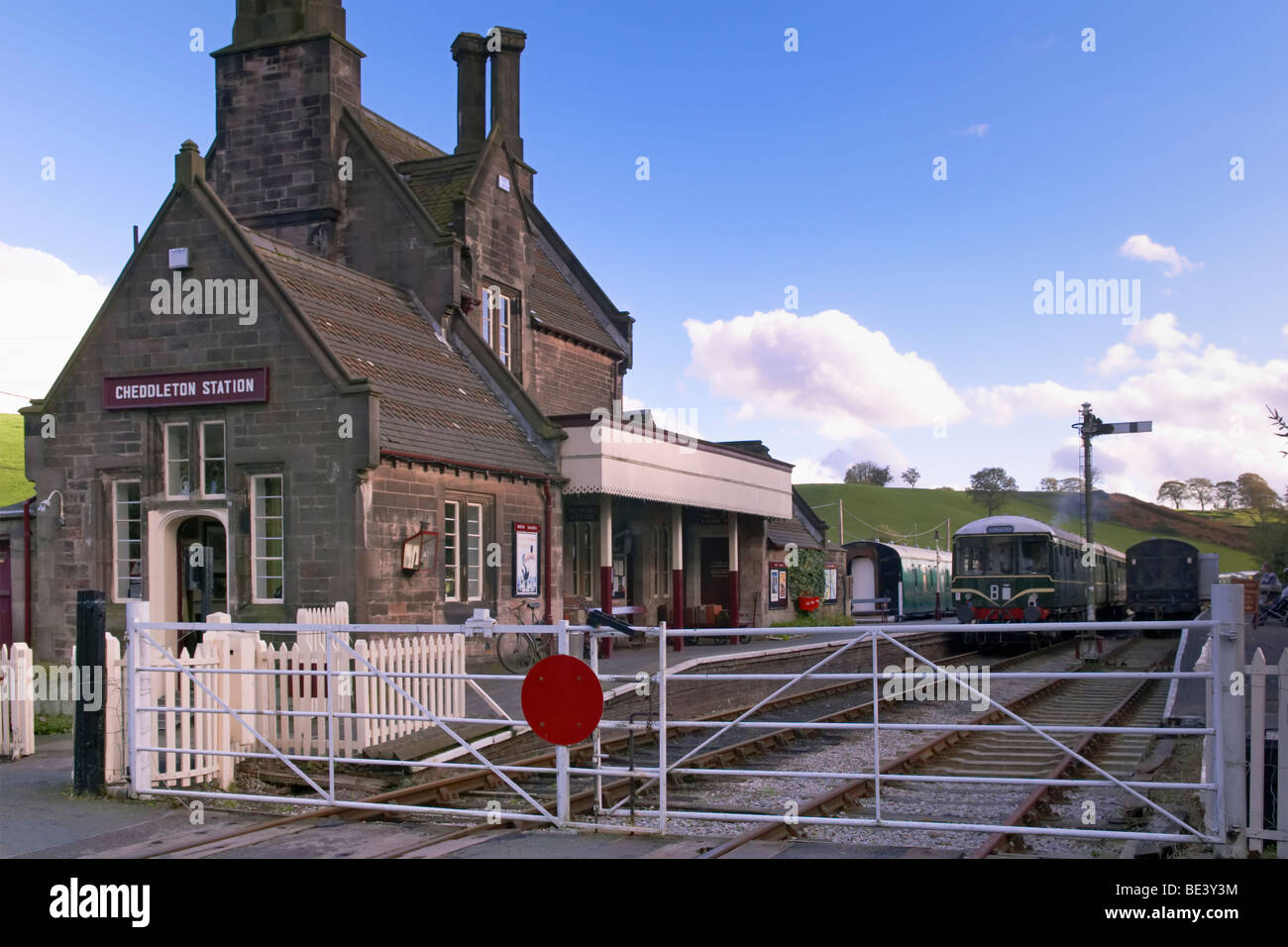 Incrocio ferroviario barriere alla stazione Cheddleton Foto Stock