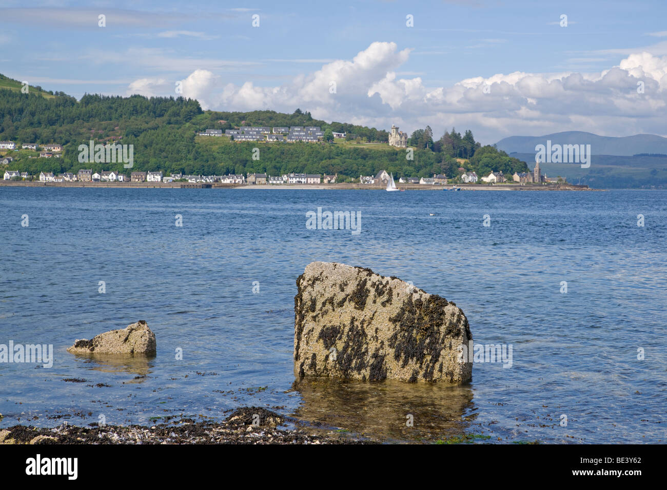 Guardando attraverso Clyde estuario per Kilcreggan da Kirn, Argyl e Bute, Scozia. Giugno, 2009 Foto Stock