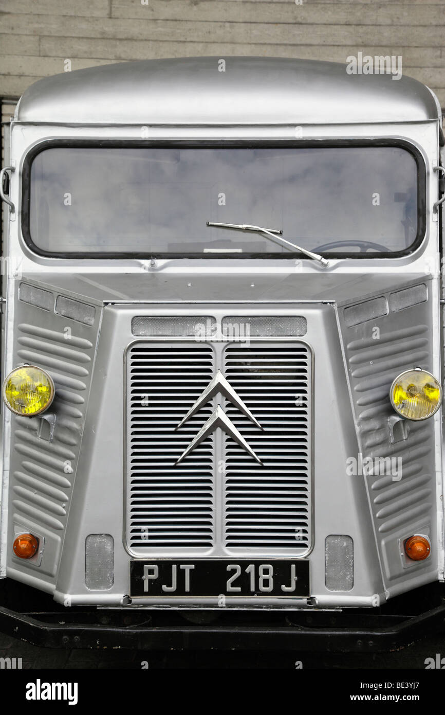 Antique Citroen Van parcheggiato al di fuori del Teatro Nazionale di Londra Foto Stock