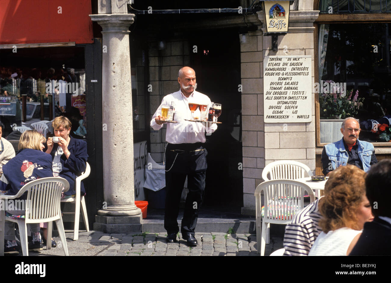 Cameriere belga porta bicchieri di birra Foto Stock