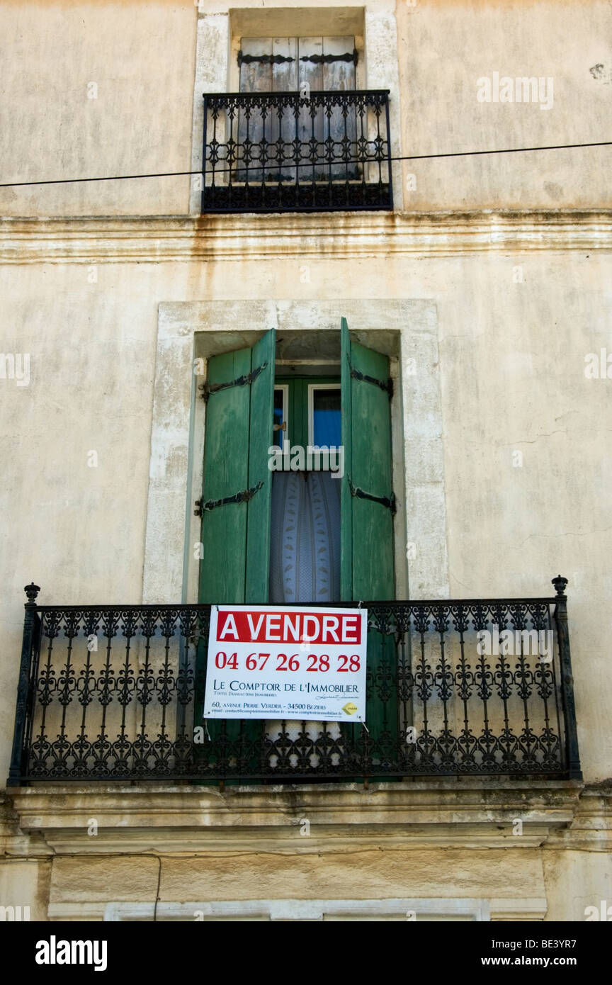 "A Vendre' segno sulla casa in Linguadoca Rossiglione, nel sud della Francia Foto Stock