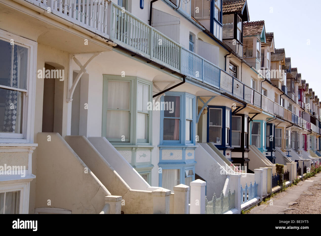 Fila di case a schiera sul fronte spiaggia whitstable kent, Regno Unito Foto Stock