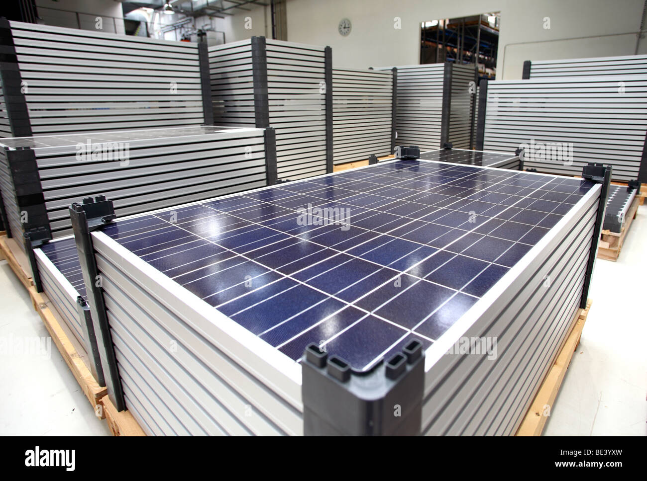 Solon SE: produzione di pannelli solari. Nuovi pannelli, pronto per la spedizione, BERLINO, GERMANIA Foto Stock