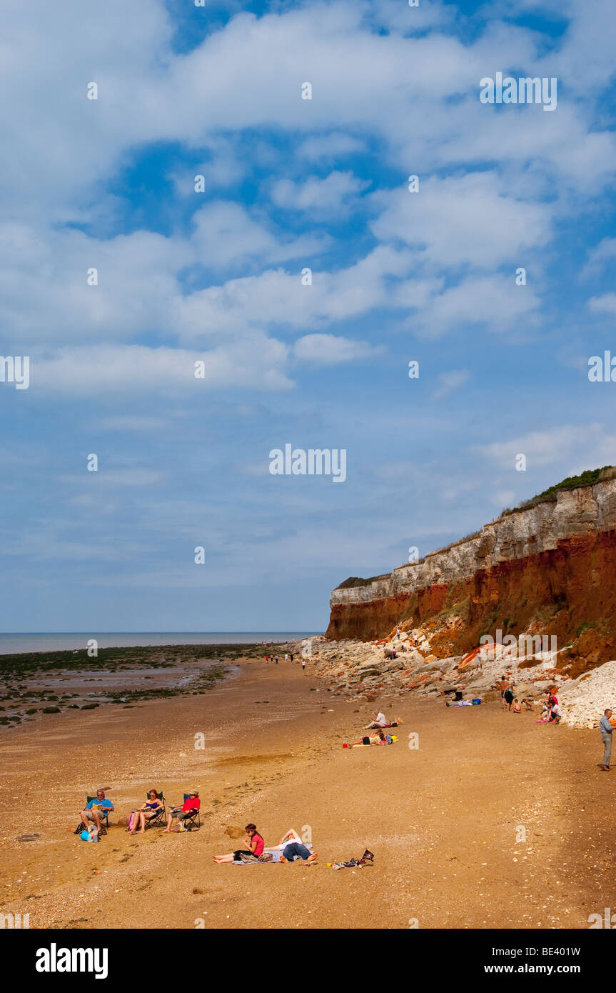 La spiaggia e le scogliere con persone a Hunstanton , North Norfolk , Regno Unito Foto Stock