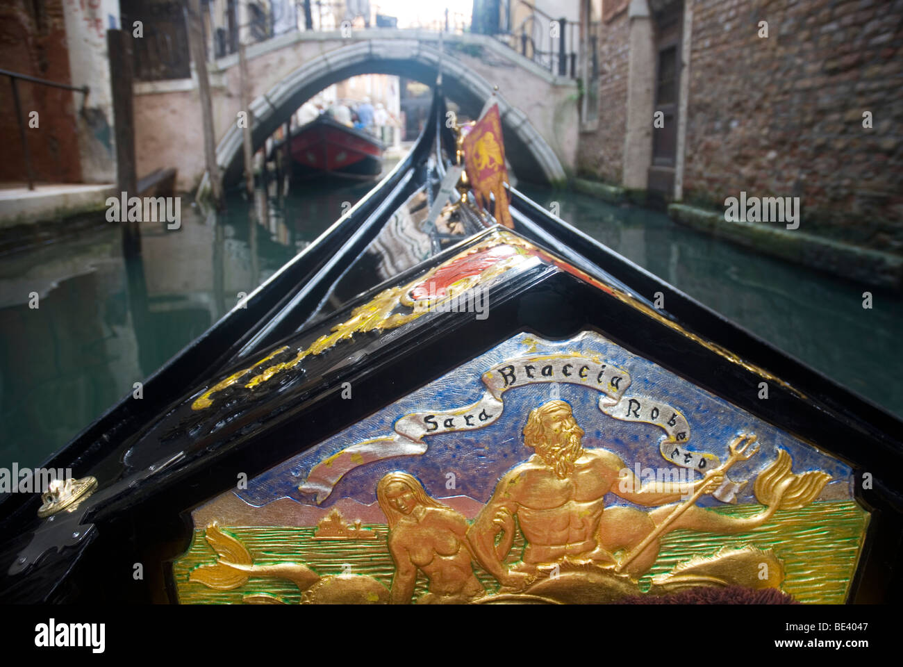 Tour intorno ai canali di Venezia in gondola, Italia. Foto Stock