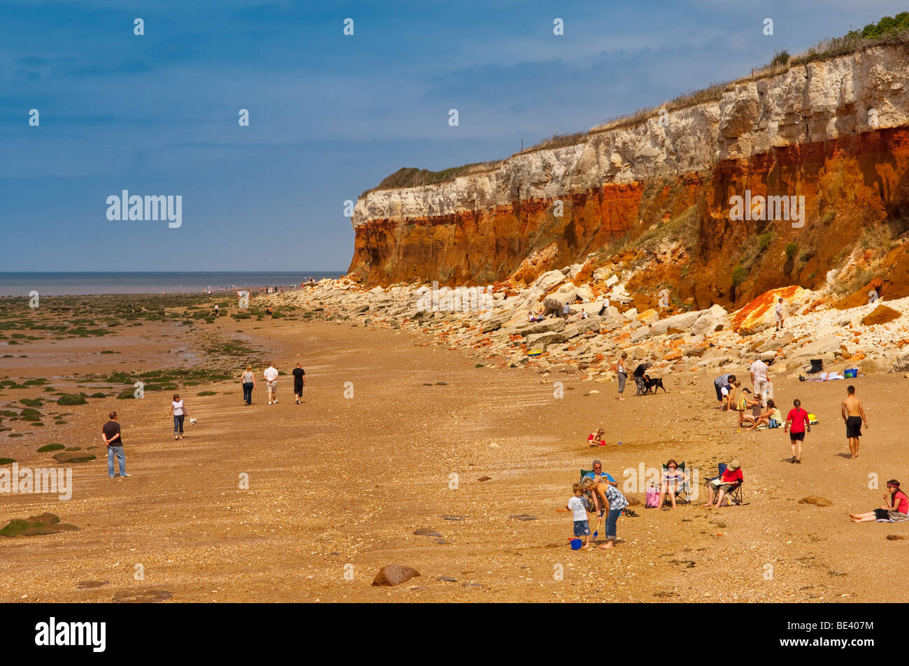 La spiaggia e le scogliere con persone a Hunstanton , North Norfolk , Regno Unito Foto Stock