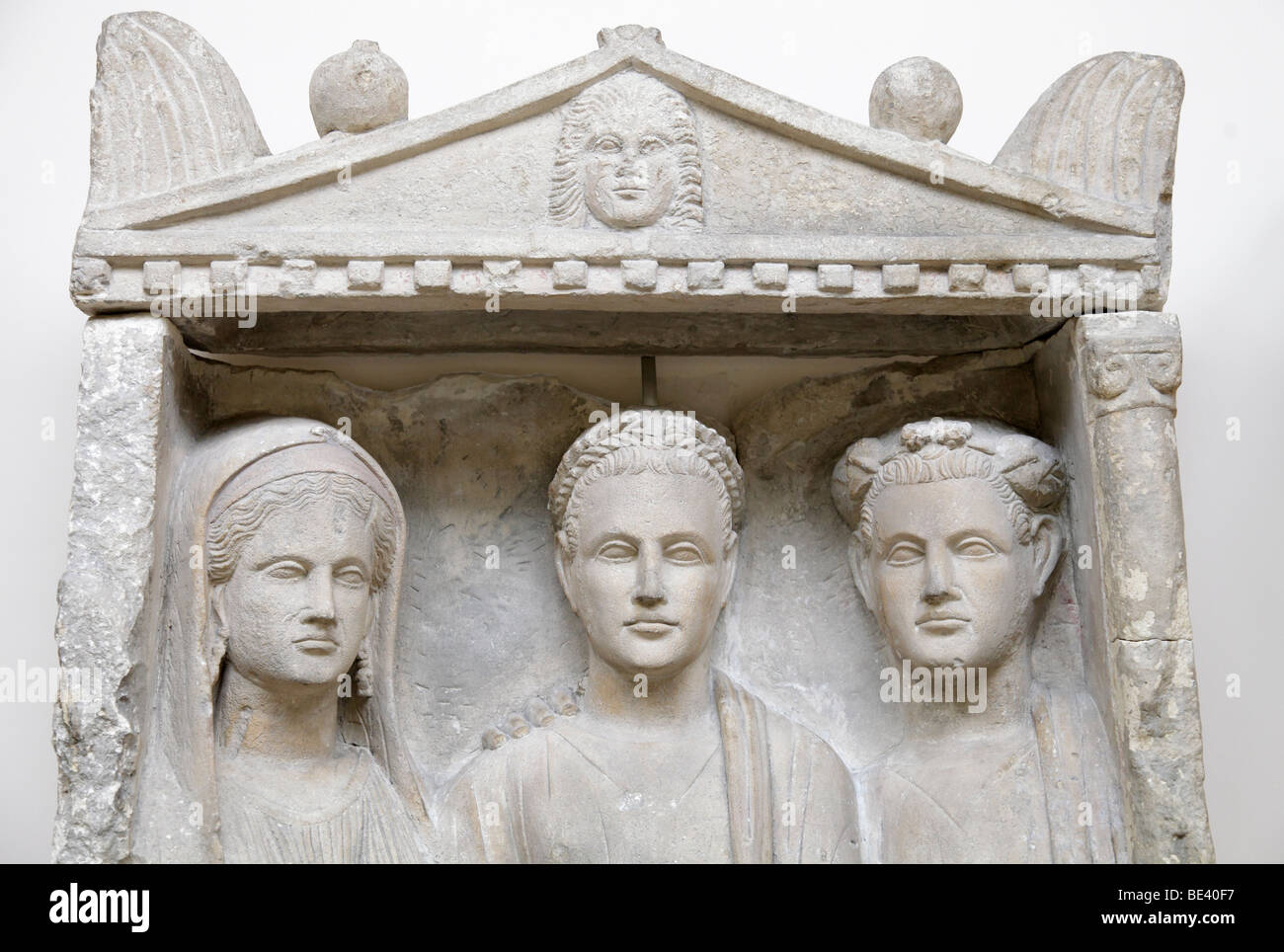 Tomba di calcare-rilievo delle tre figure provenienti da Cipro, primo secolo- il Museo Britannico Foto Stock